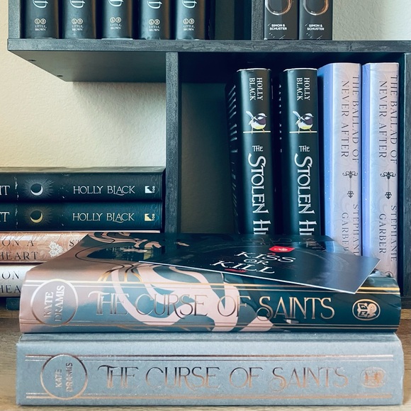 Fairyloot Exclusive Signed Edition The Curse of Saints by Kate Dramis - Picture 12 of 12
